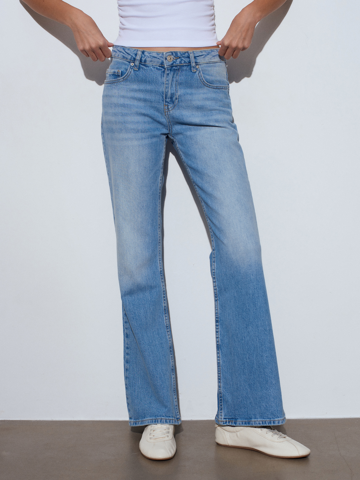 Lumière Soft Flare Jeans-low waist - Image 4